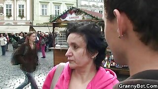 Витката бринета добива анален секс и свршува на грбот
